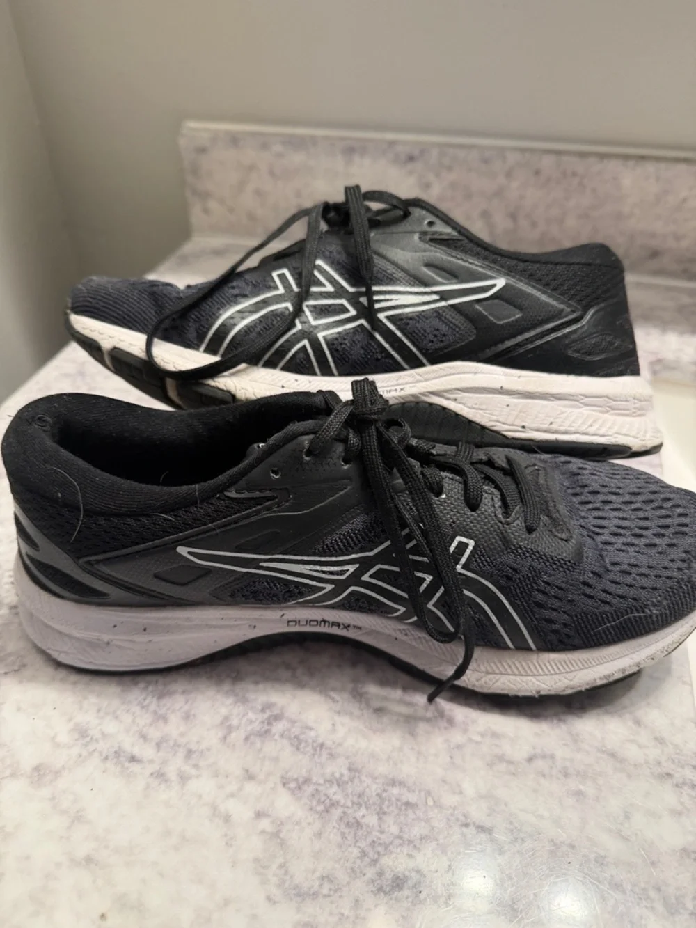 ASICS Black and White GT-1000 flyte foam 8.5 shoes